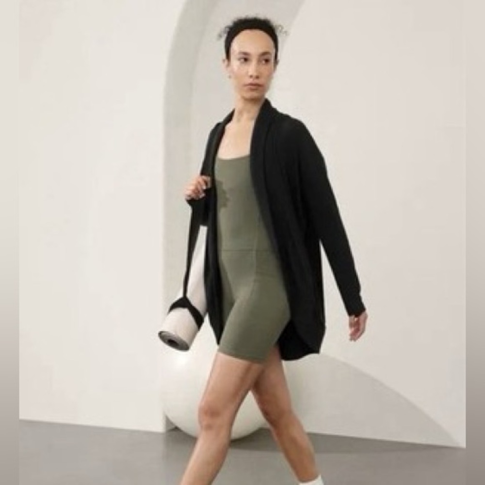 Athleta Presence Cocoon Wrap Black NWT Size L